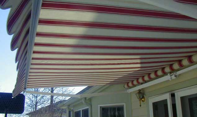 The Trio system mounts with the exact same simplicity as a standard lateral arm shade, making it the premier option for structurally restricted real estate like high-density condominiums and narrow townhome balconies.